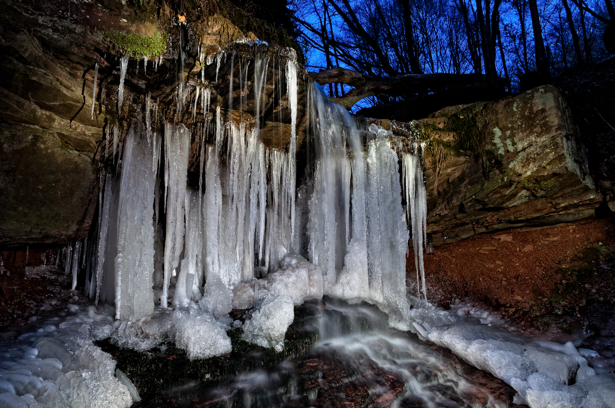 Nächtlicher Trettstein Eisfall